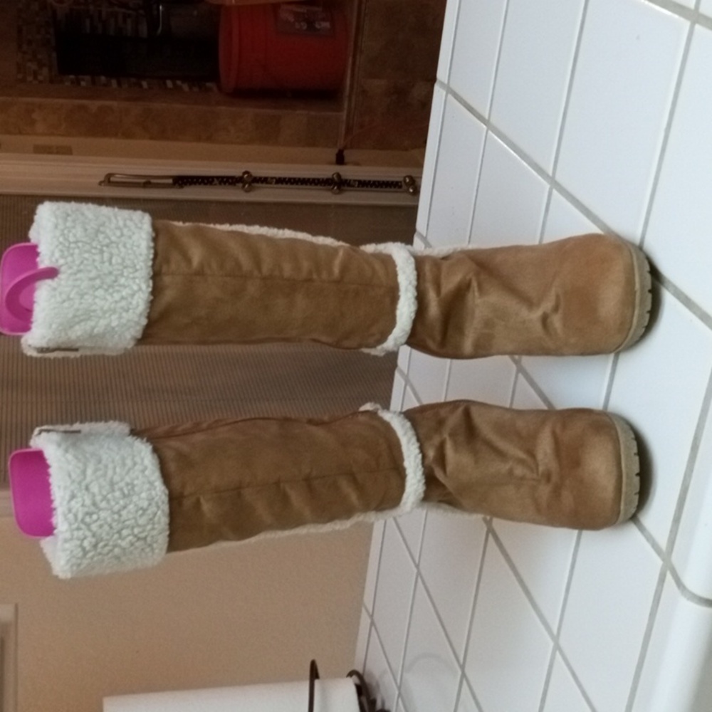 Old Navy Tan Winter Boots with Cream Fur Trim - Picture 2 of 4